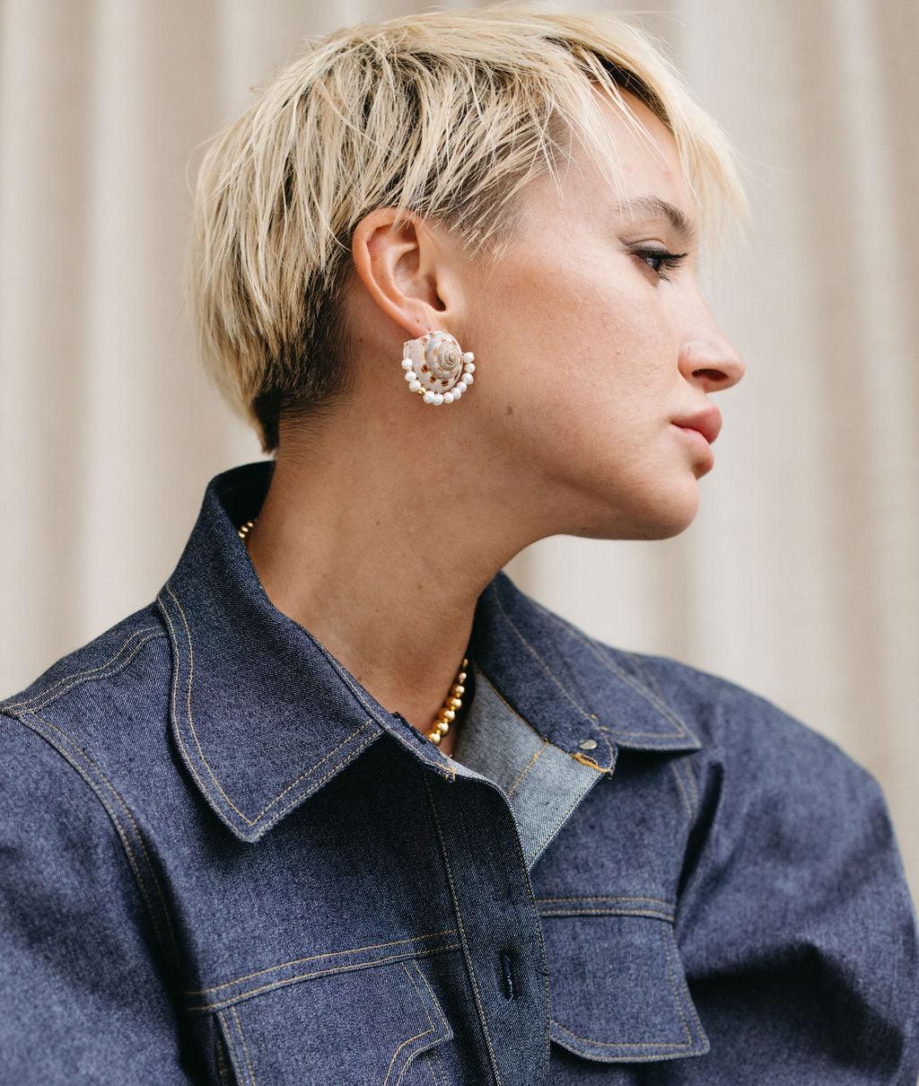 Boucles Chanel en coquillage LA MAISON GISEL B.