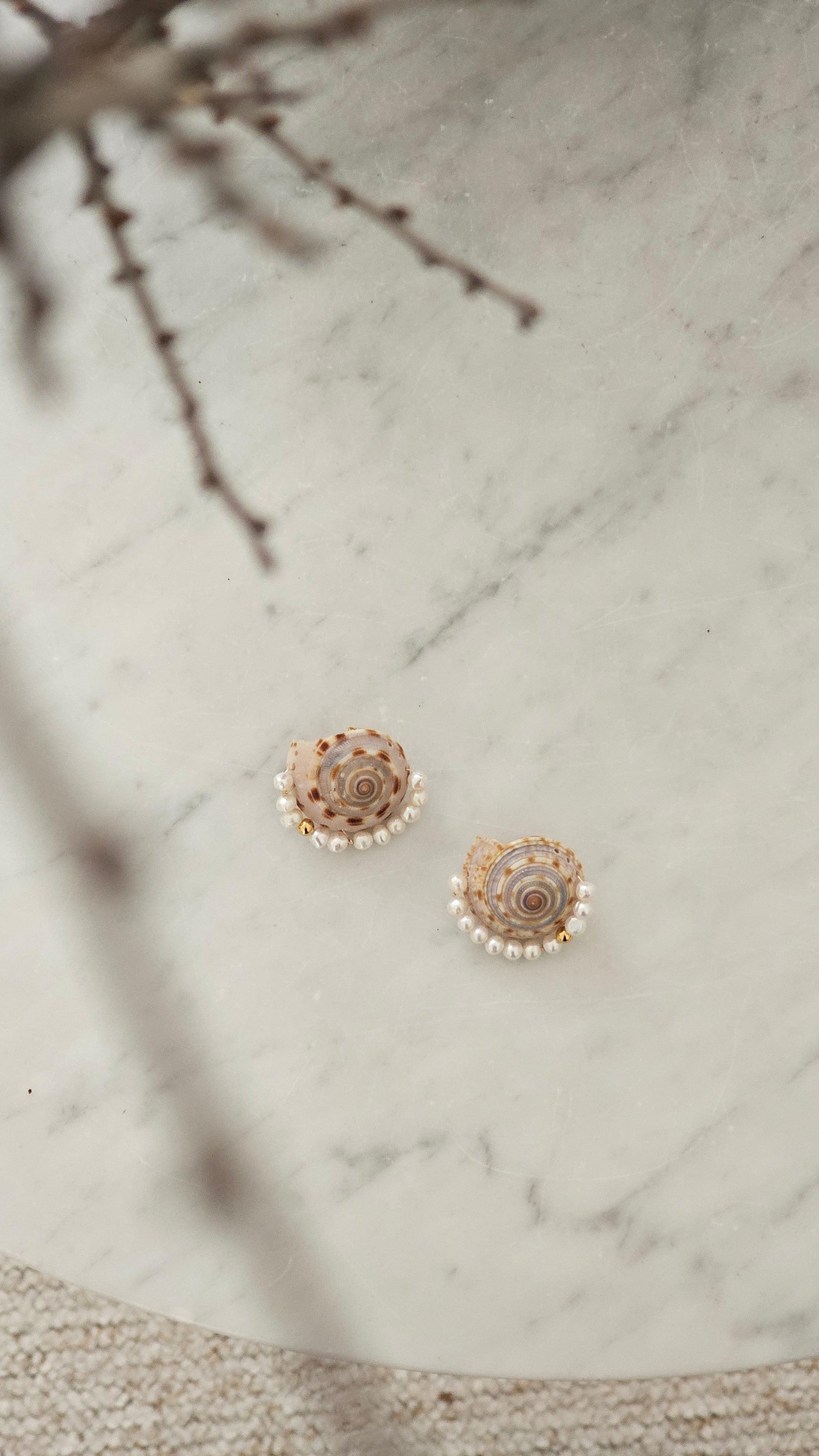 Boucles Chanel en coquillage LA MAISON GISEL B.