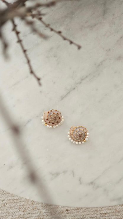 Boucles Chanel en coquillage LA MAISON GISEL B.