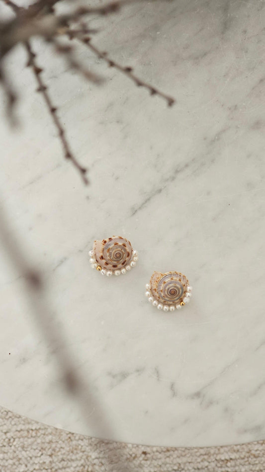 Boucles Chanel en coquillage LA MAISON GISEL B.